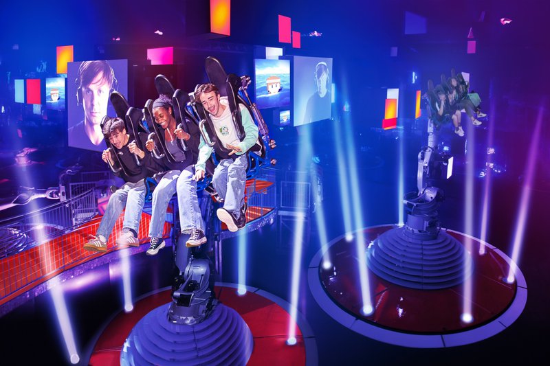 Trois ados assis dans une attraction au Futuroscope, Poitiers.
