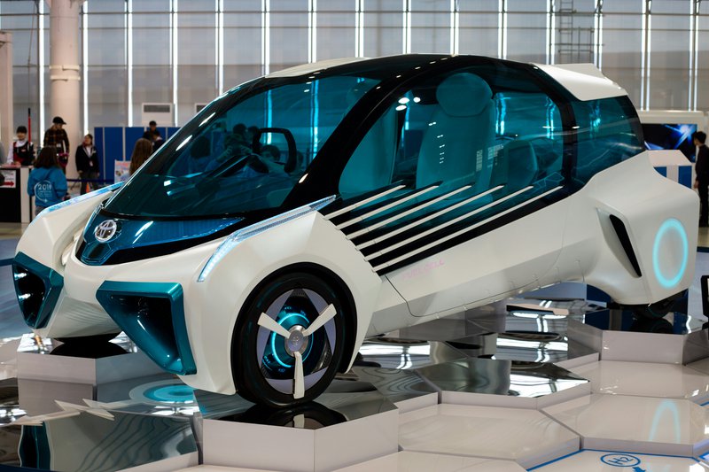 Futuristische conceptcar van Toyota op waterstof, op een autoshow in Tokyo.