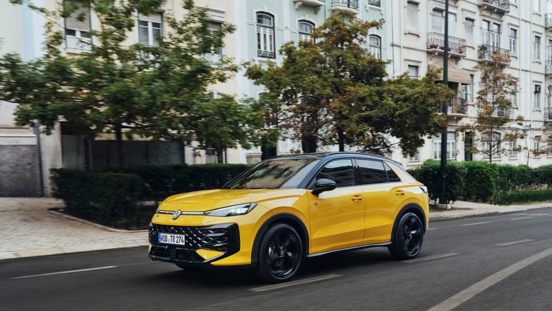 Volkswagen T-Roc jaune en circulation dans une rue urbaine, SUV compact Volkswagen au style sportif