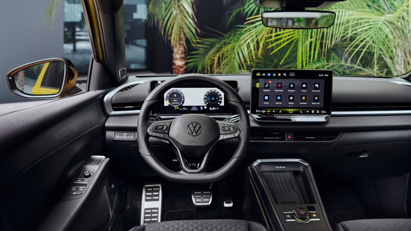 Intérieur du Volkswagen T-Roc avec cockpit numérique, écran tactile central et poste de conduite moderne