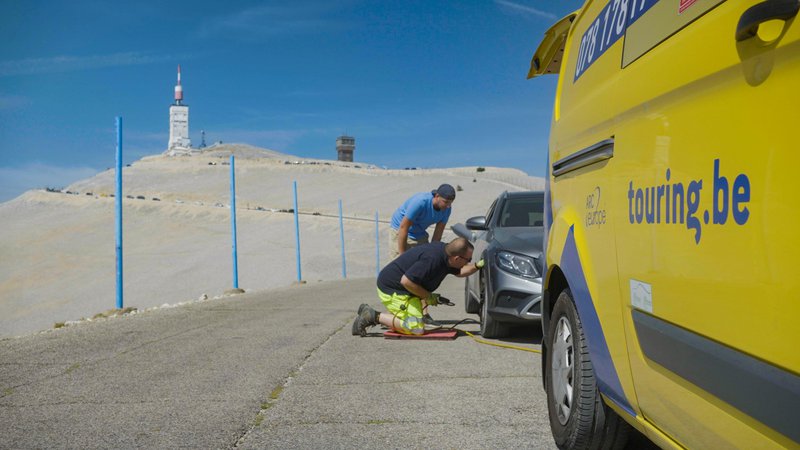 vakantie - wegenwachter helpt auto die in panne staat