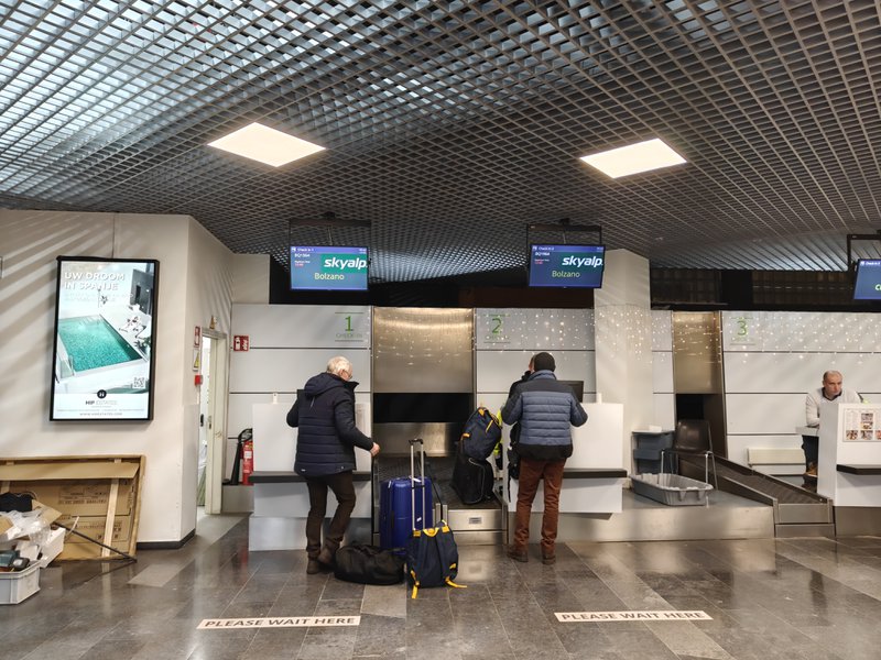 Short ski: départ de l'aéroport d'Anvers, voyageurs attendant à l'enregisterment.