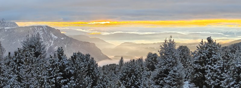 Vue sur les Alpes enneigées du nord de l'Italie au coucher du soleil.
