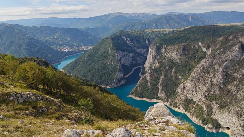 des lacs bleus dans un paysage de fjords.