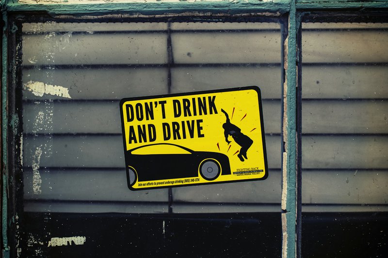 Don't Drink and Drive"-poster op een glazen paneel