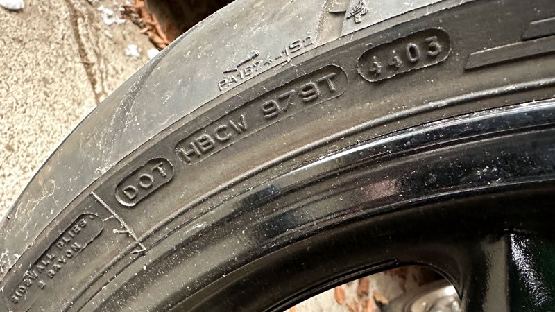 Gros plan du code DOT sur pneu moto avec date de production 4403 (semaine 44, 2003).