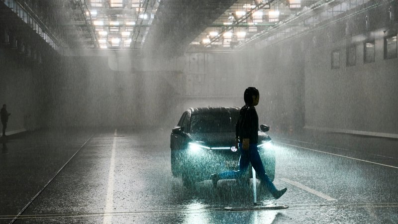 Een voetgangerspop voor een auto die door de ADAC in hevige regen is getest.