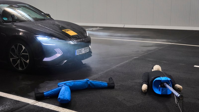 Rijhulpsystemen door de ADAC getest met voetgangerspoppen.