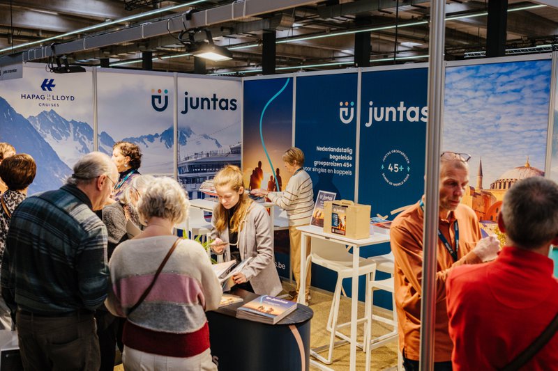 Mensen in gesprek op een stand op een event. Vakantiebeurzen.