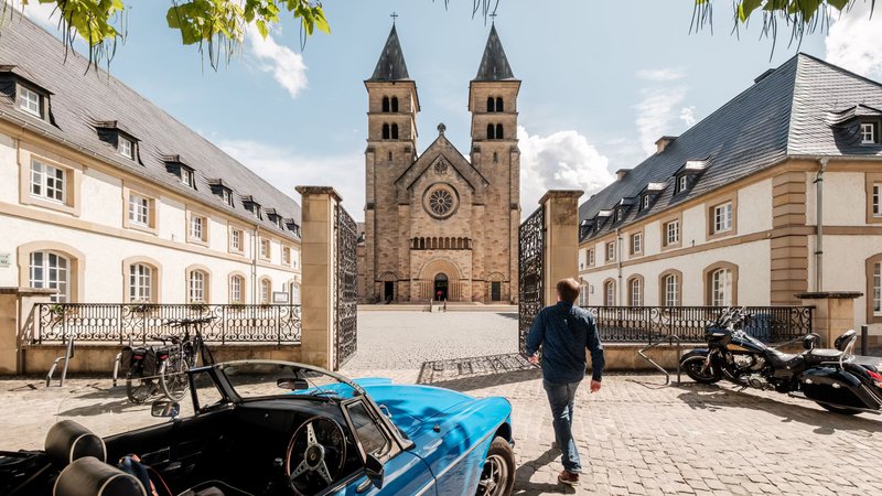blauwe open auto en motor voor kerk - routes Europa