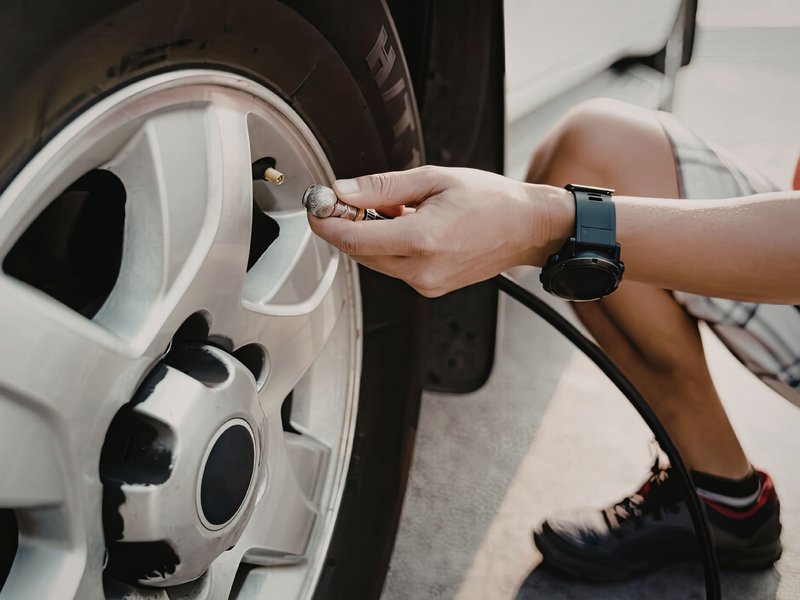 persoon pompt band van auto op
