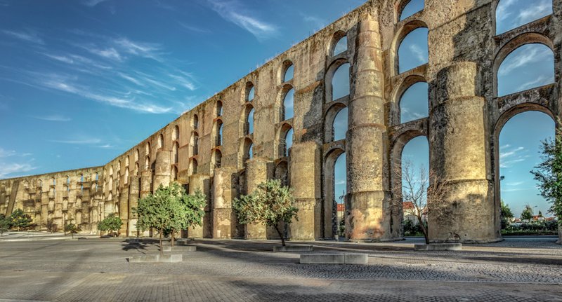 Aquaduct met meerdere bogen boven elkaar.