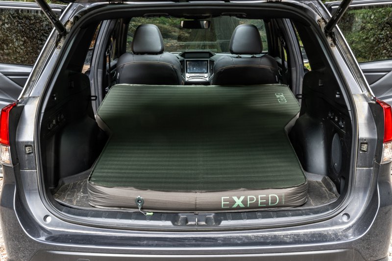 Exped MegaMat Auto dans un break