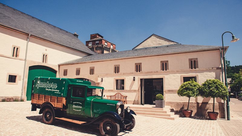 Oldtimer bestelwagen voor een gebouw
