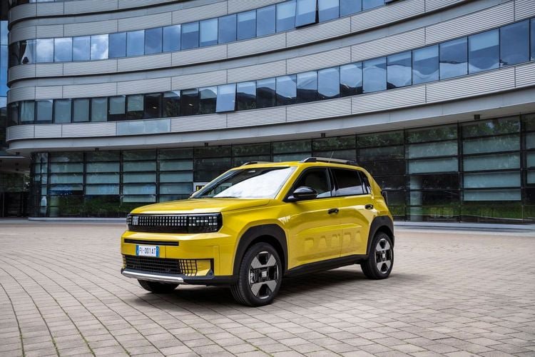 LaFiat Grande Panda -E en couleur jaune vif.
