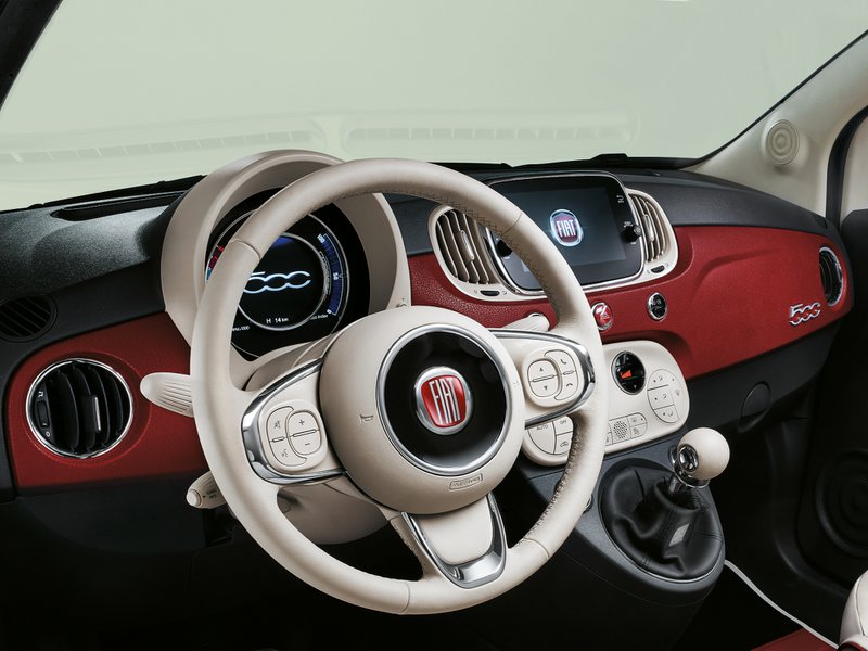 Fiat 500: intérieur volant beige et console rouge-bordeau