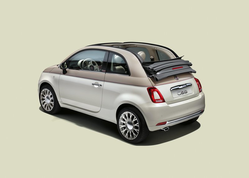 Fiat 500 couleur crème vue arrière sur fond neutre.