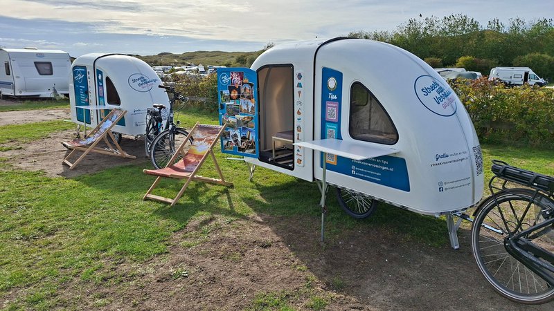 Camping: deux caravanes pour vélo installée dans un camping par beau temps.