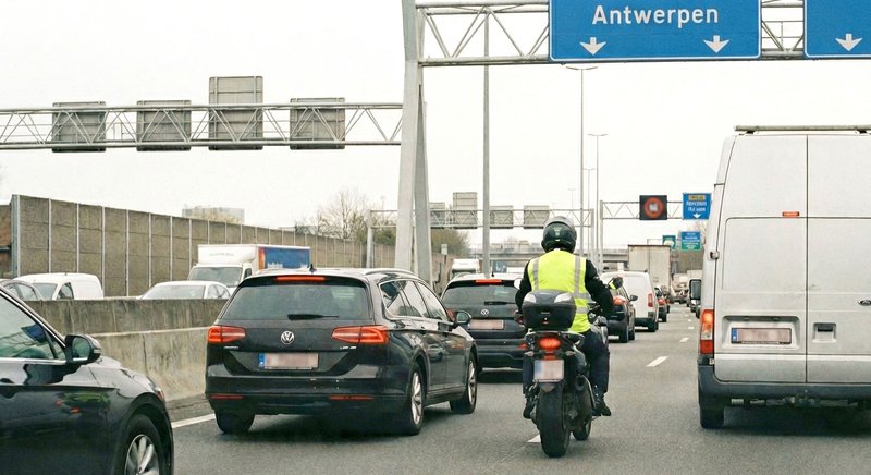 Motorfiets rijdt tussen twee linkerrijstroken tijdens filefilteren
