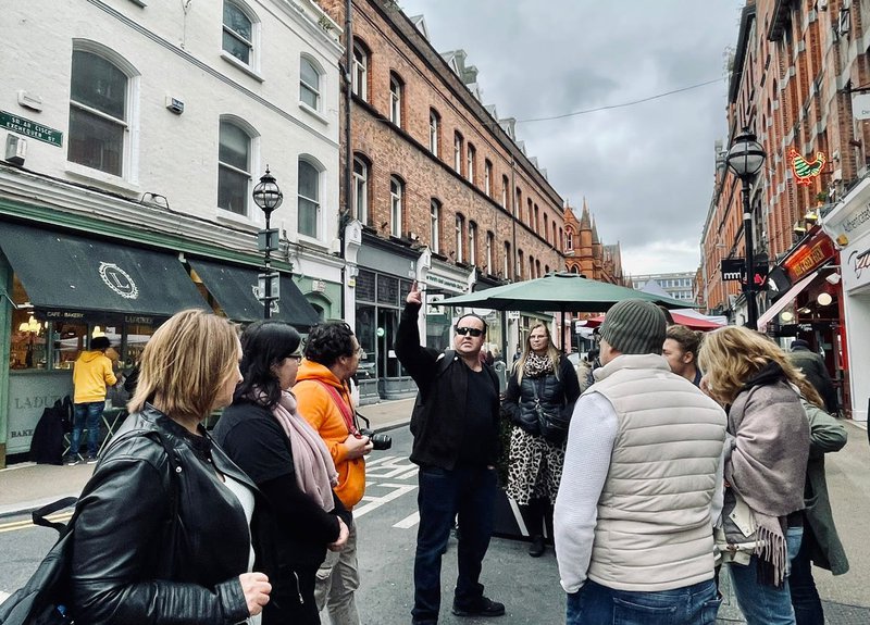 Visite guidée à pied à Dublin, Irlande : quelques personnes écoutent attentivement le guide.