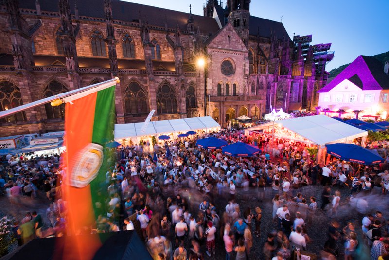 Une grande foule de personnes sur la place du marché de Fribourg pendant la fête annuelle du vin.