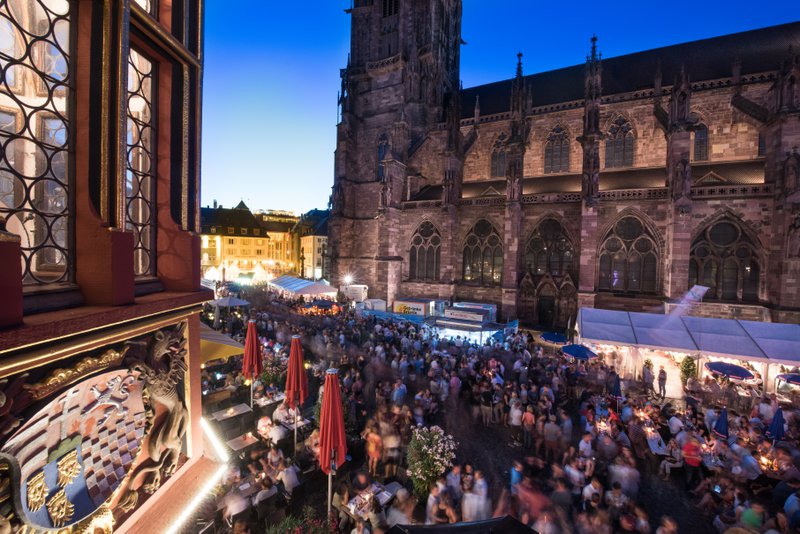 Une grande foule de personnes sur la place du marché de Fribourg pendant la fête annuelle du vin.