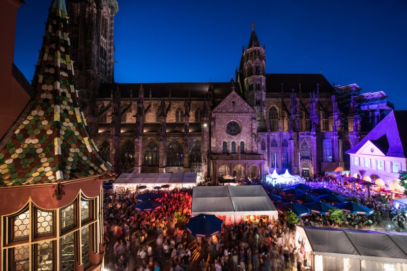 Une grande foule de personnes sur la place du marché de Fribourg pendant la fête annuelle du vin.