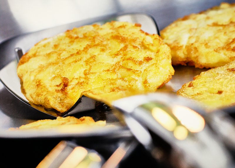 Close up van aardappelgerechtje in de vorm van een pannenkoek