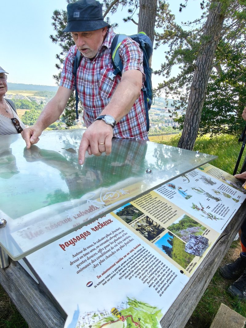 een wandelgids geeft uitleg bij een kaart