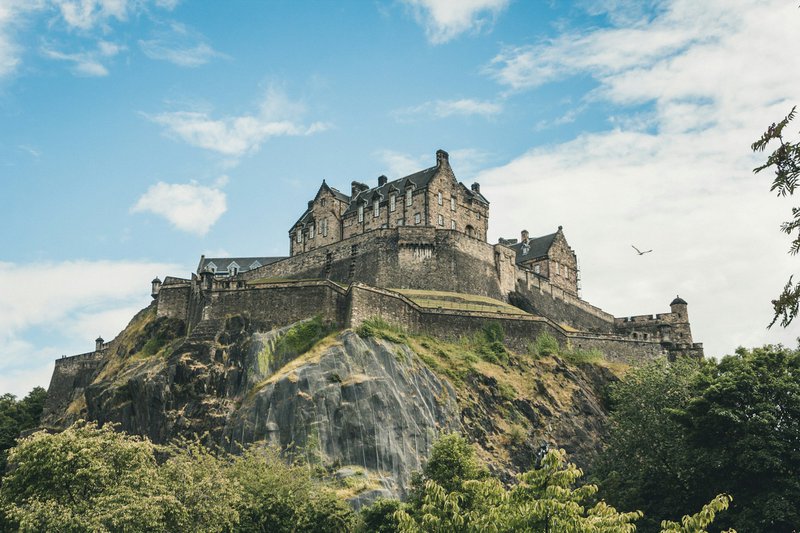 Grauw kasteel op een steile rots in Edinburgh