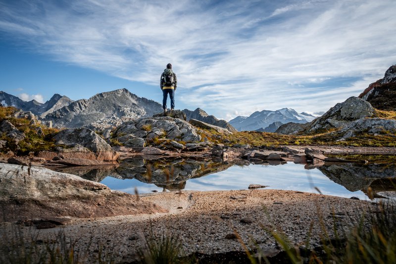 Eenzame wandelaar in rotsachtig berglandschap in SalzburgerLand