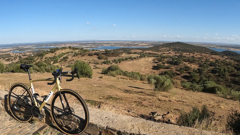 Alentejo. Fiets geparkeerd voor een dor landschap met een rivier op de achtergrond.