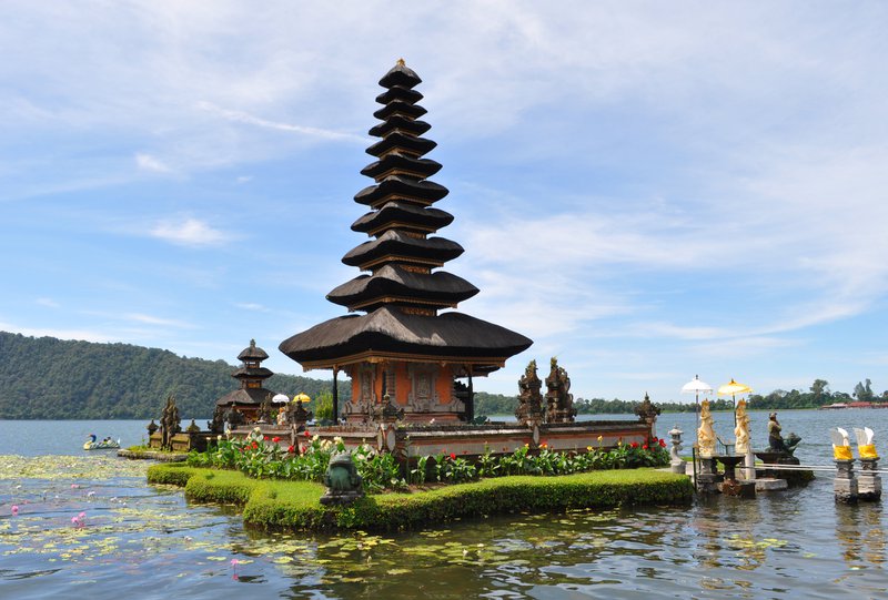 Aziatische tempeltoren op een groen platform in het water