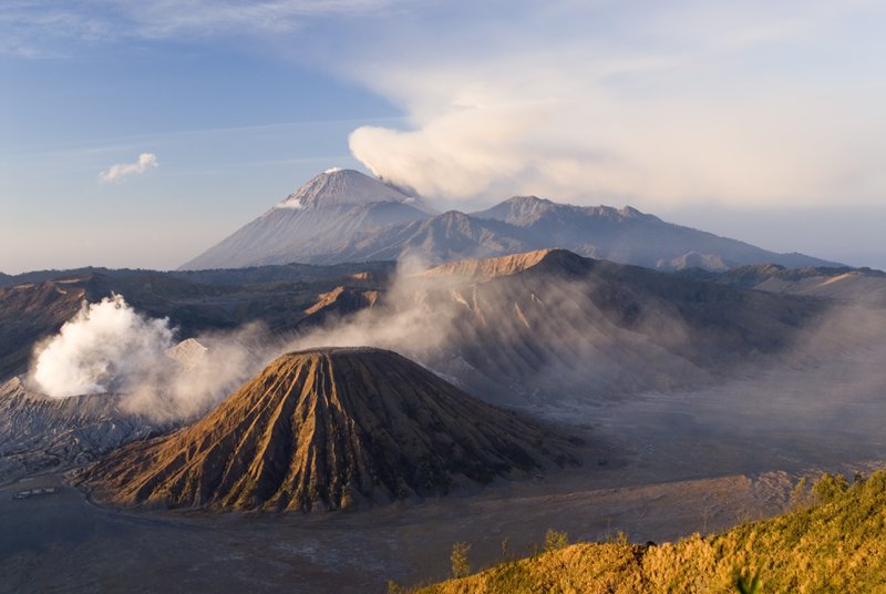 Bromo National Park Indonesië dorre bergen met rook