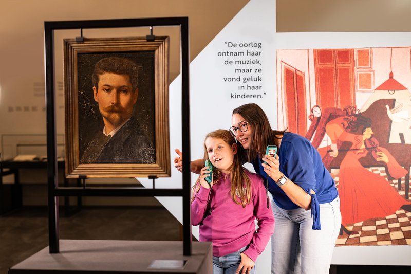 Moeder en kind in een museum in een van de frontsteden: Ieper