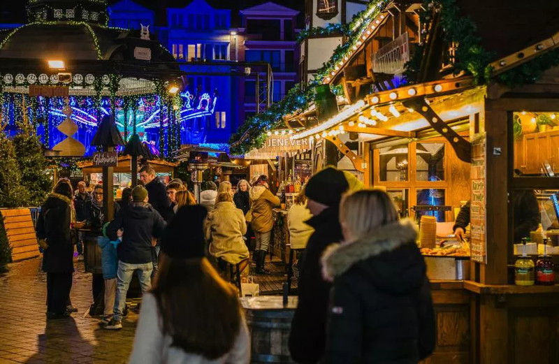 Ambiance de Noël conviviale aux stands.