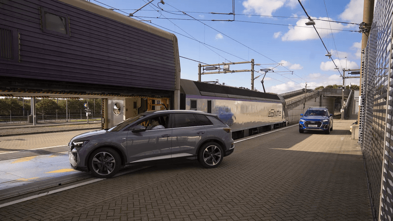 Voitures montant dans le train vers le Royaume-Uni sous la Manche