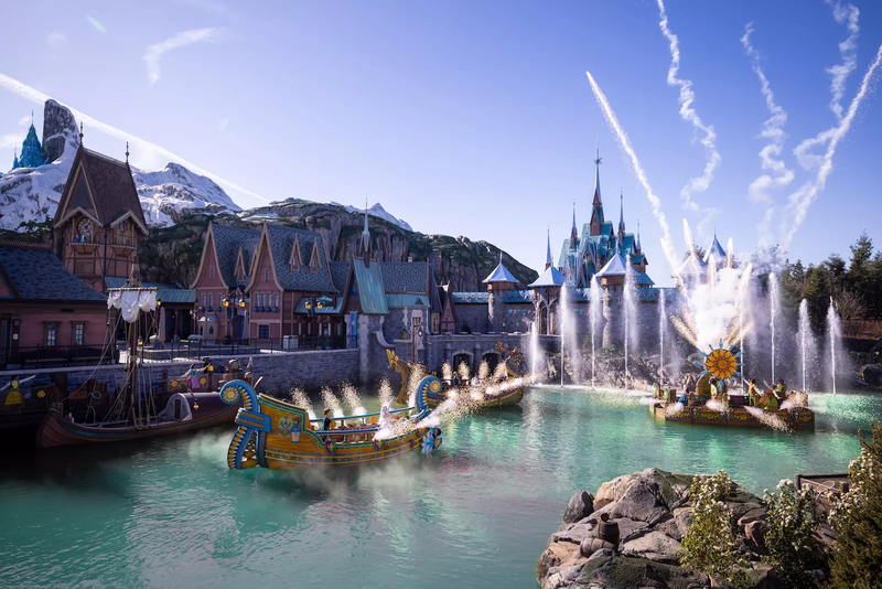 Un décor artificiel, avec des bateaux, des feux d'artifice et des montagnes en arrière-plan.