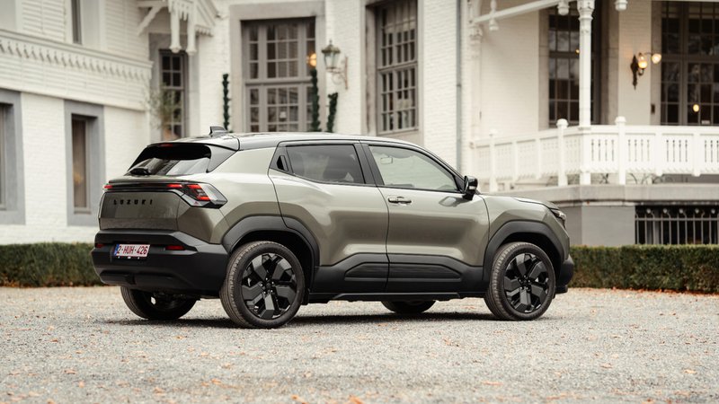 Suzuki e-Vitara vu de profil devant une maison, SUV électrique compact