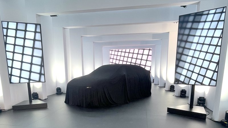 auto onder zwart doek in wit interieur - Hyundai in Milaan