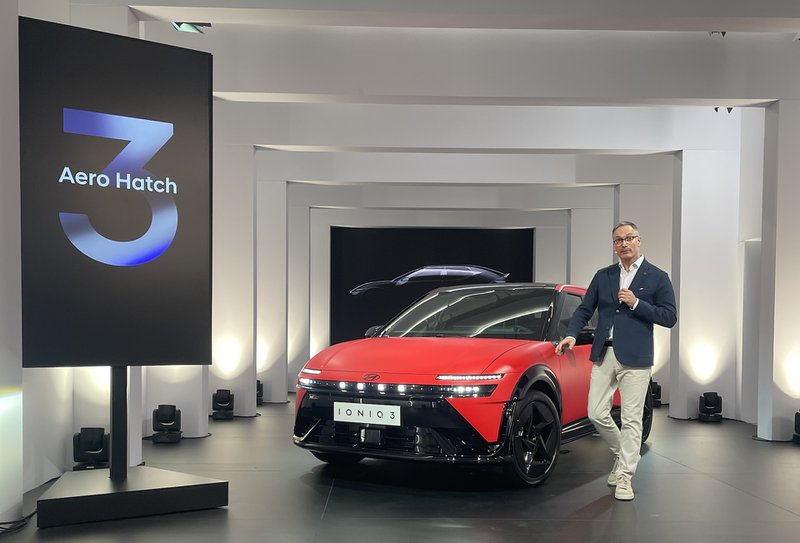 rode auto wordt voorgesteld in een wit interieur - Hyundai in Milaan