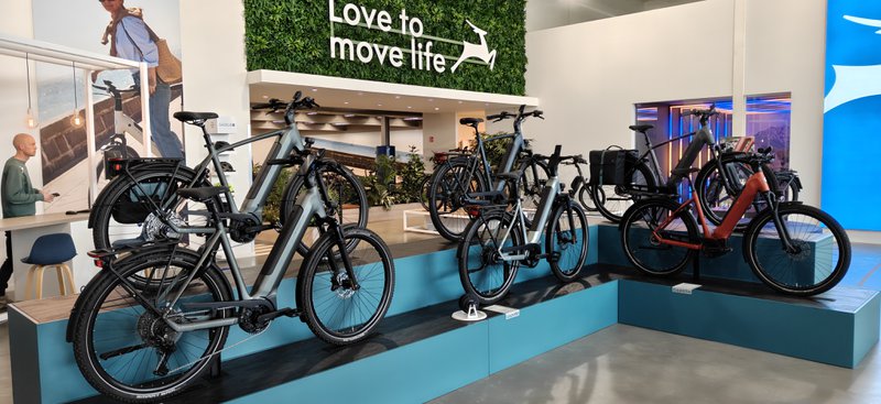 verschillende fietsmodellen op een verhoogde stand in het testcenter