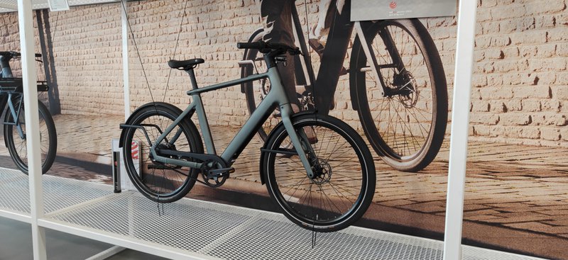 Gazelle designfiets die opgehangen is aan kabels