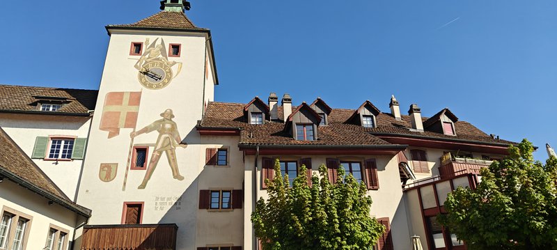 Vue sur des façades de village en Suisse.