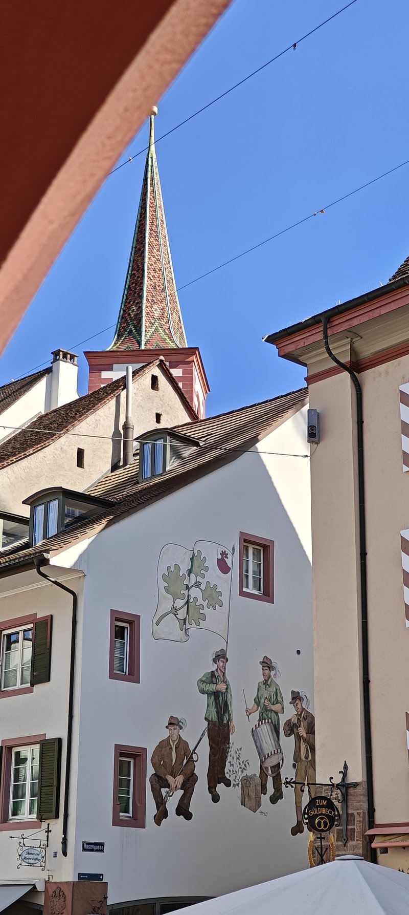 Village et clocher d'église en Suisse.