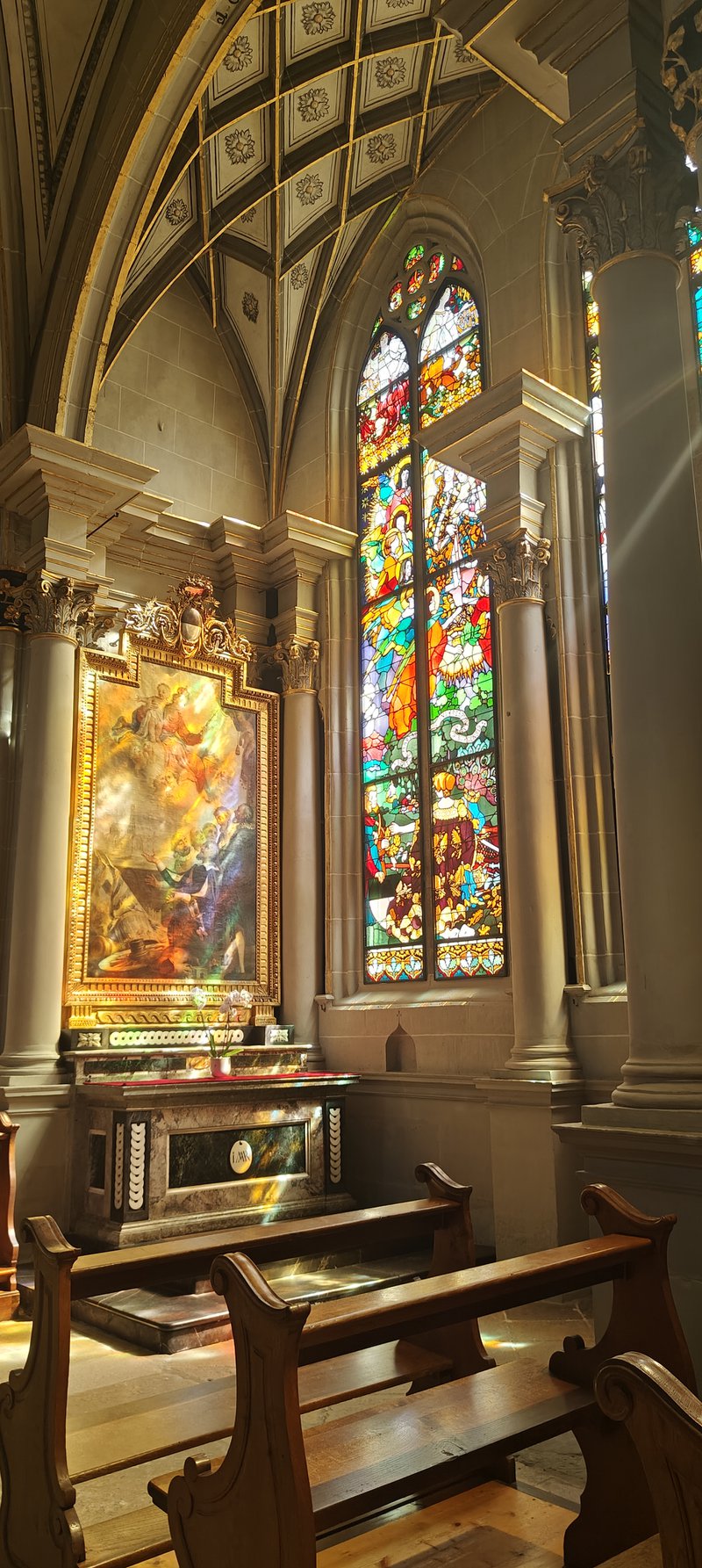 Intérieur d'une église avec vitraux colorés.