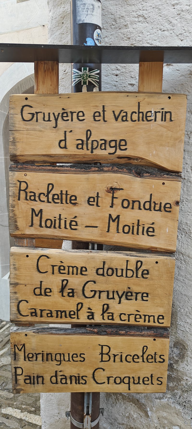 plaques en bois anciennes gravées d'inscriptions.