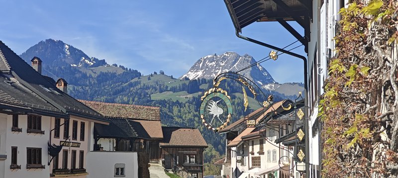 Village en Suisse sur fond de montagnes et ciel bleu.