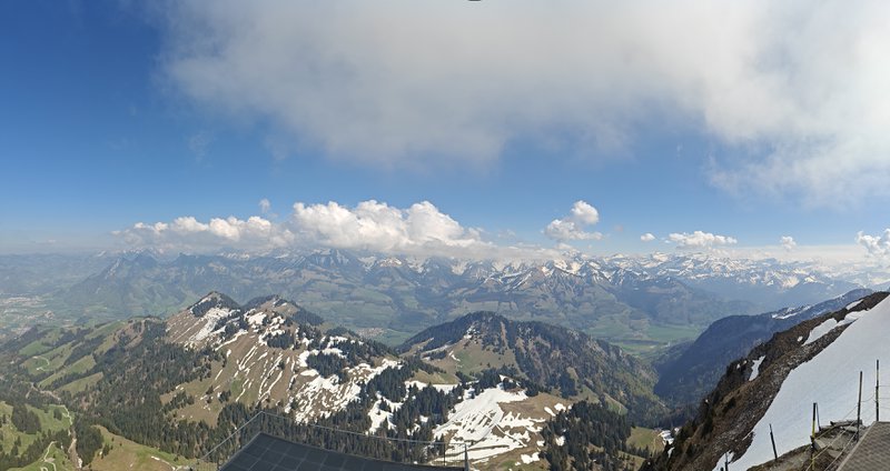 Paysage de montagnes partiellement enneigées.
