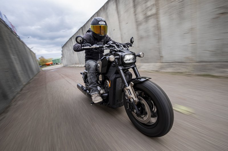 Le QJMotor SRV 600 V entre dans un tunnel en béton